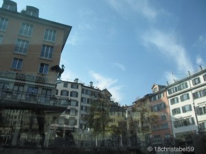 Gasthaus zum Storch von der Limmat aus
