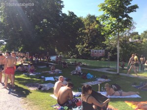 Dezentes Hinweisschild zum letzten Ausstieg