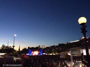 Hauptbühne auf dem Sechseläutenplatz mit Gross- und Fraumünster im Hintergrund